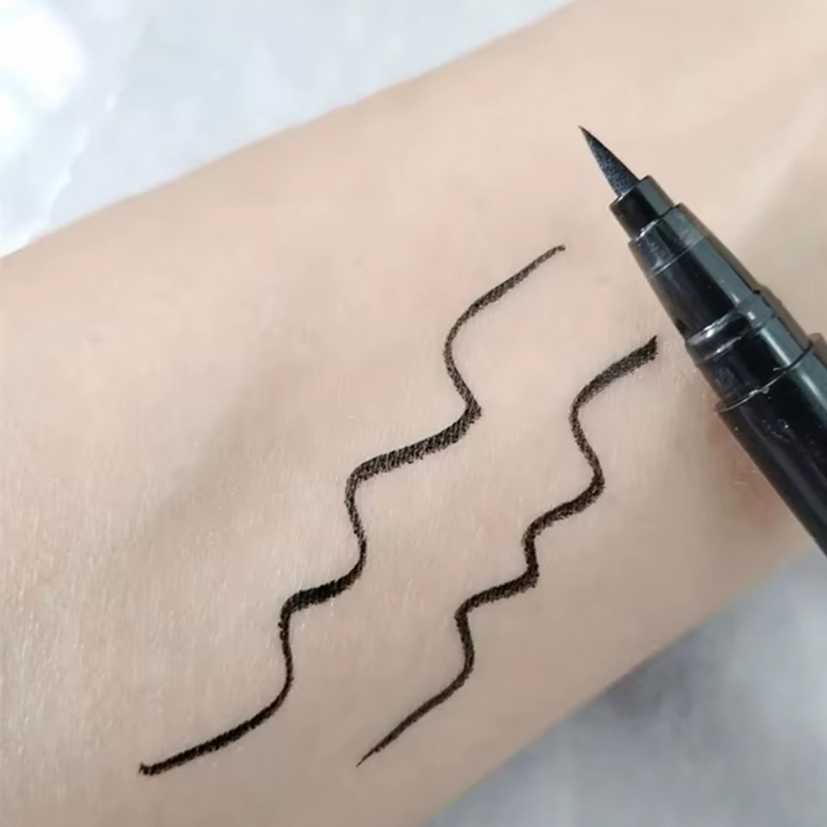 قلم آيلاينر سائل مقاوم للماء أ - مراجعة Waterproof Liquid Eyeliner Pen وسعره